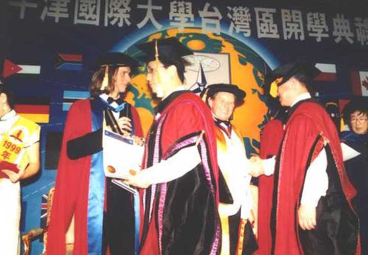 Bircham University 2000 Taiwan Kaohsiung Graduation